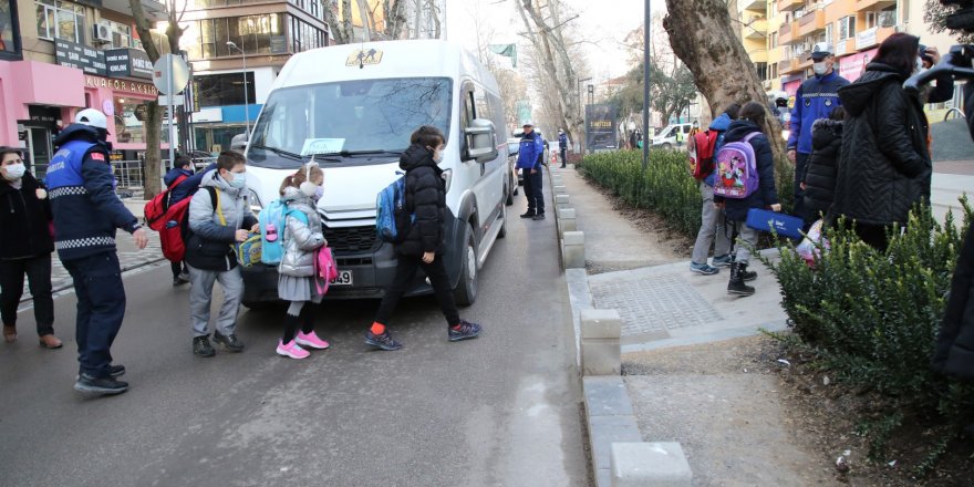 Büyükşehir okul yolunda güler yüz ve sevgiyle görev başında