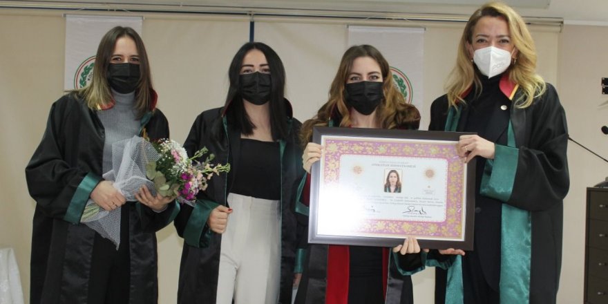 8 avukat daha cübbelerini giydi