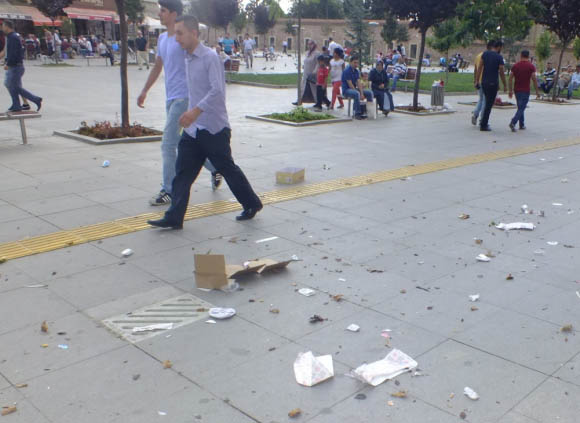 Meydan çöplük gibi