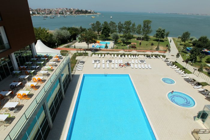 Gazetecilerin tatil köyünde alkollü içki satışı yasaklandı