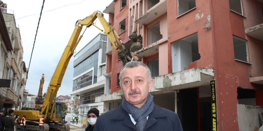 Büyükakın "İnsanı deprem öldürmüyor”