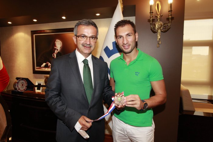 Madalyasını Köşker’e getirdi!