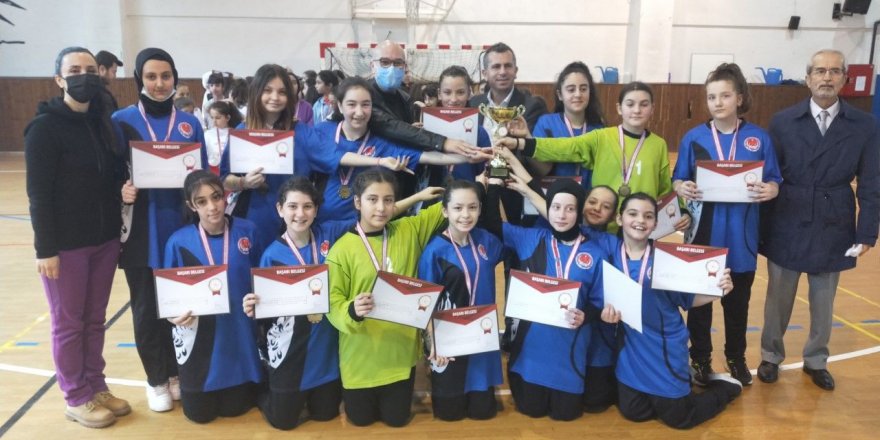 Küçük kızlar hentbolda en büyük İzmit Evliya Çelebi