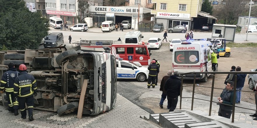 Fayans yüklü kamyonet devrildi