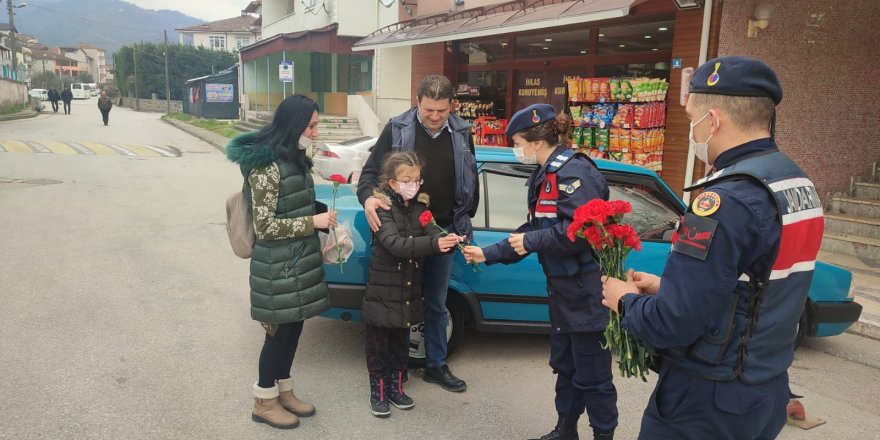 Jandarma’dan kadınlara karanfil!