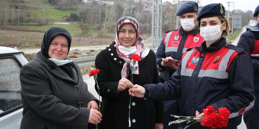 Jandarma karanfil dağıttı