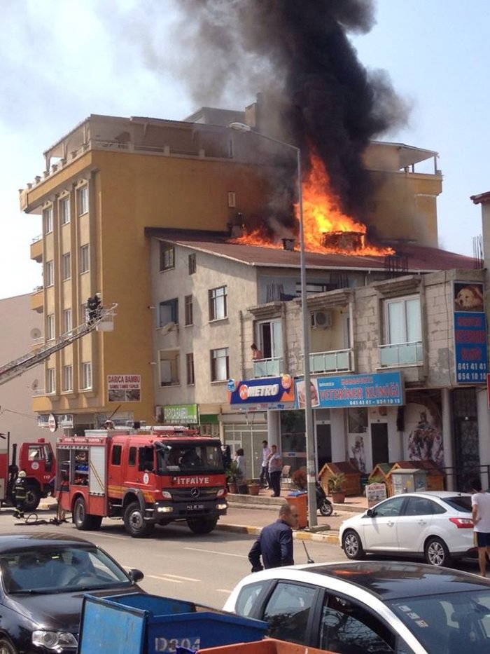 Çatı yangını paniğe neden oldu