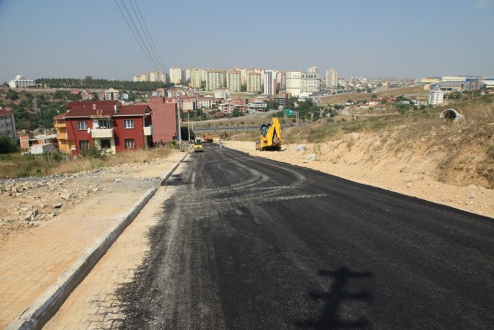 Yepyeni parke taşlarının üzerine asfalt döktüler