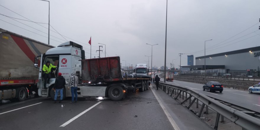 Bariyerlere çarpan tır ulaşımı aksattı