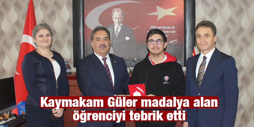 Kaymakam Güler madalya alan öğrenciyi tebrik etti