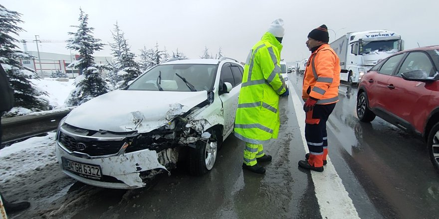 Otomobille bariyerlere çarptı