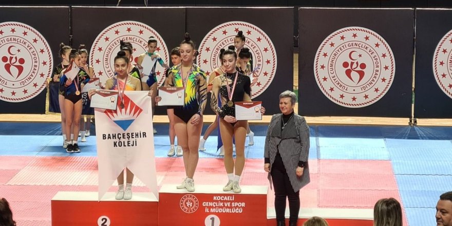 Bahçeşehirli öğrencilerden aerobik cimnastikte derece
