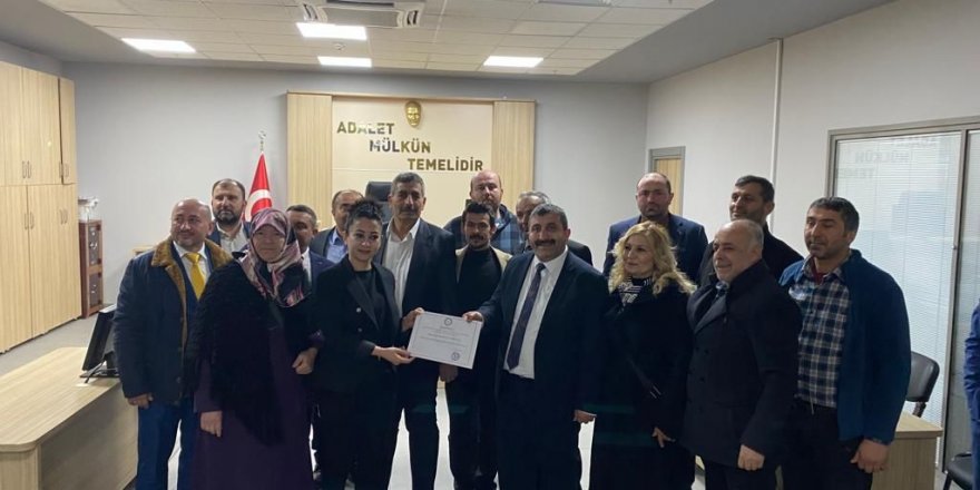 Pazarcıların yeni başkanı Kumsar mazbatayı aldı