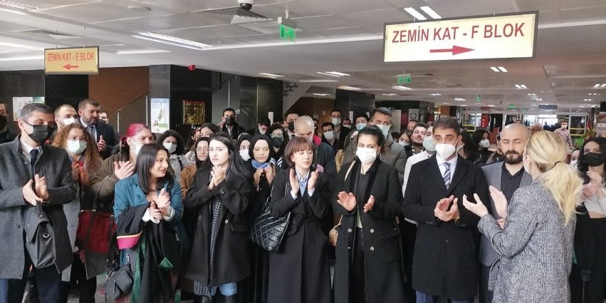 Avukatlar çanta arama uygulamasını protesto etti