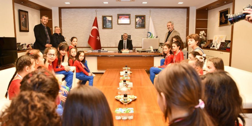 Çiftçi, başaralı sporcuları ağırladı