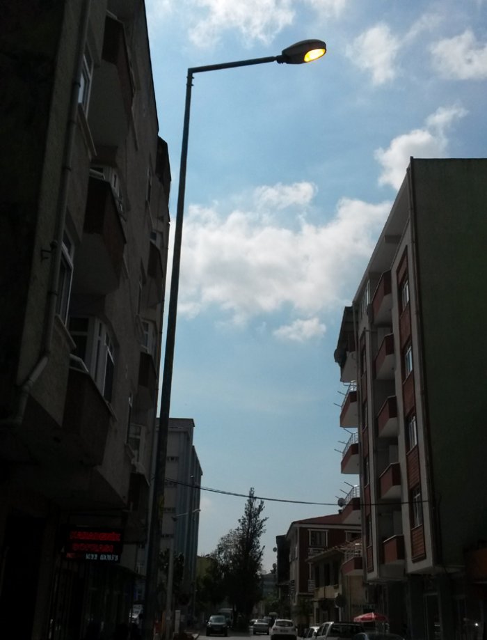 Gündüz vakit yanan sokak lambaları