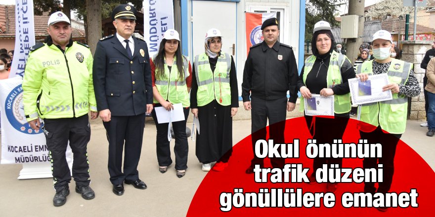 Okul önünün trafik düzeni gönüllülere emanet