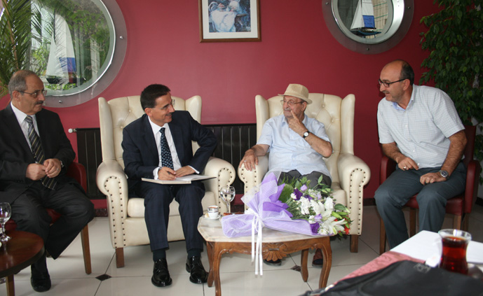 Altıntaş’a validen geçmiş olsun ziyareti