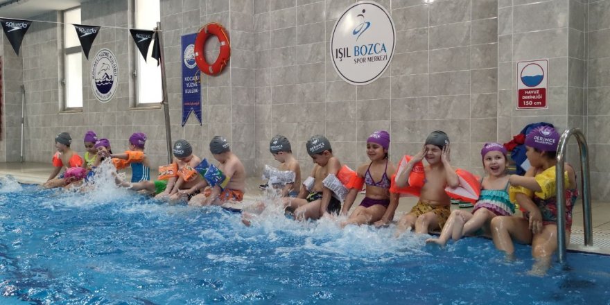 Çocuklar yüzme öğreniyor