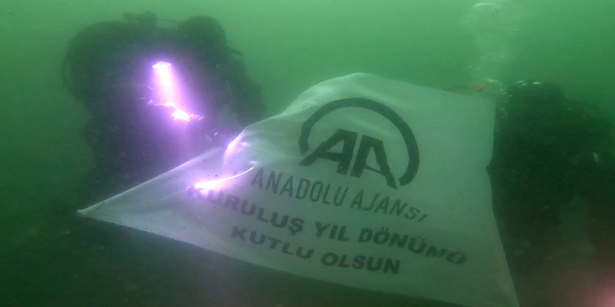 AA'nın 102. kuruluş yılına denizin derinliklerinde pankartlı kutlama