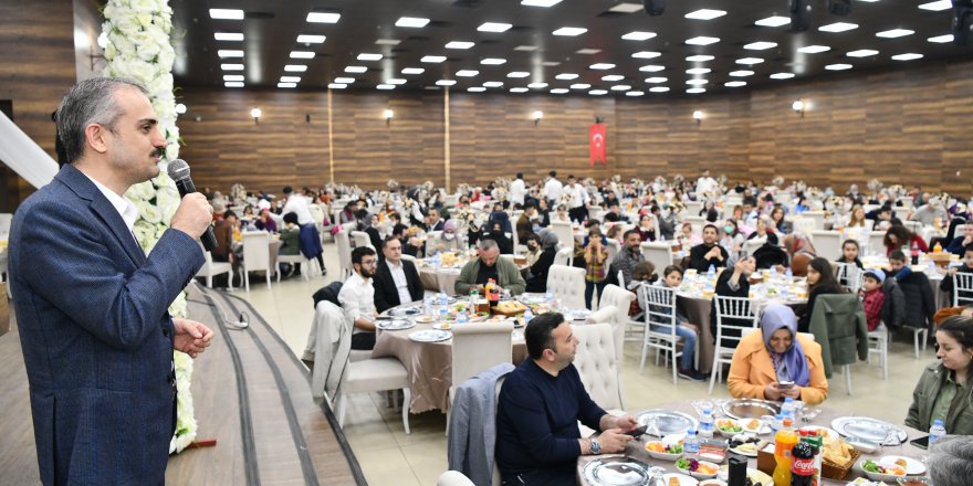 Çiftçi, ilk kez oruç tutan çocuklarla iftar yaptı