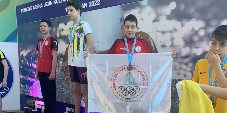 Yüzücüler madalya ile döndü