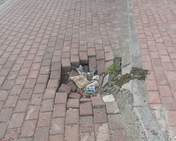 Büyükşehrin kaldırımları çöküyor