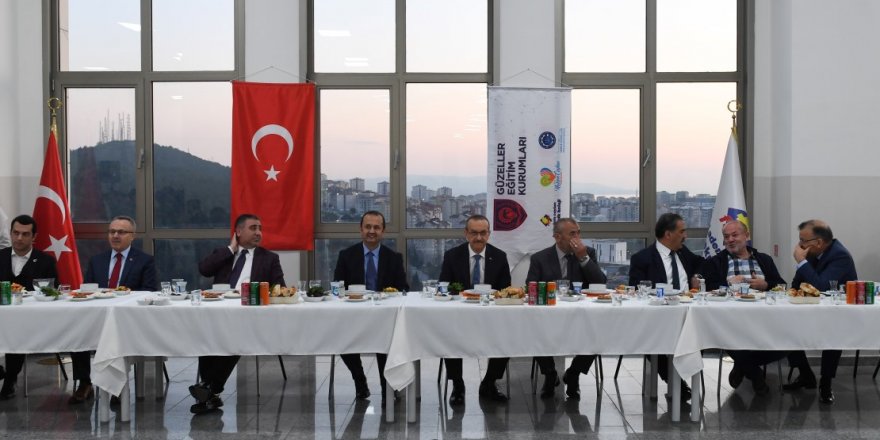 Protokol, sanayicilerle iftarda bir araya geldi