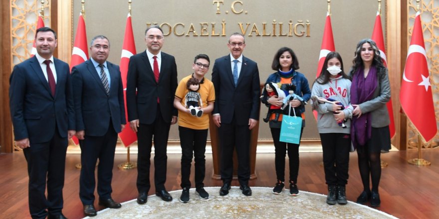 Bez bebekleri Vali Yavuz’a takdim ettiler