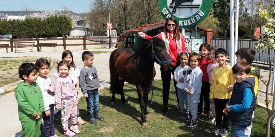 Çocuklar ücretsiz at biniş eğitimleri başladı