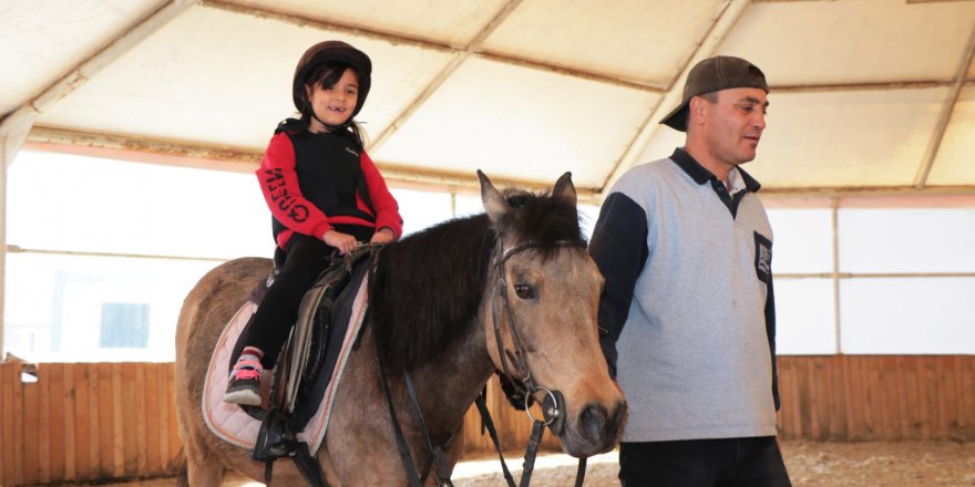 Çocuklar ücretsiz at biniş eğitimleri başladı