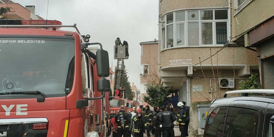 Yangında mahsur kalan 13 kişi kurtarıldı