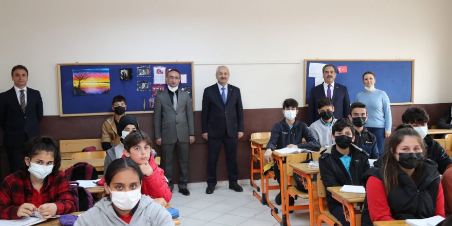 Güler ve Büyükgöz Bayrak Töreni’ne katıldılar