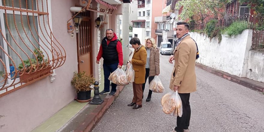 İYİ Partililer kapı kapı geziyor