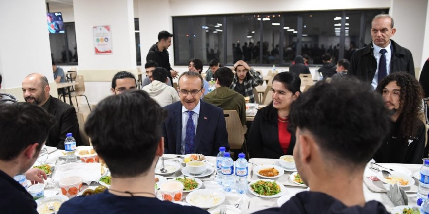 Vali Yavuz, öğrencilerle iftarda buluştu