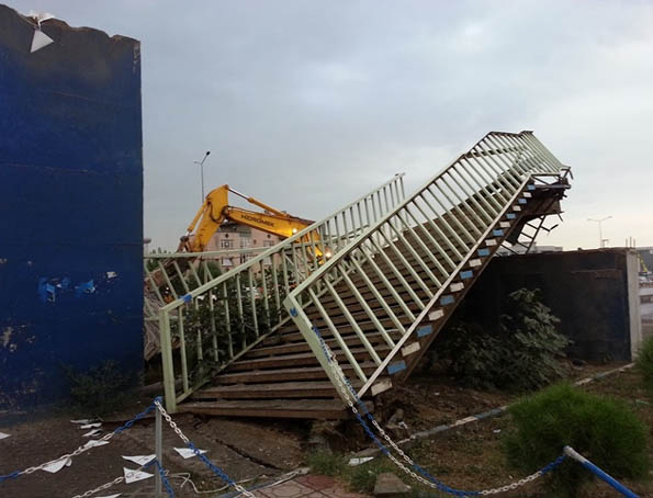 Damperli kamyon üstgeçidi yerle bir etti