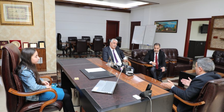 Şayir, koltuğunu küçük Derin'e bıraktı