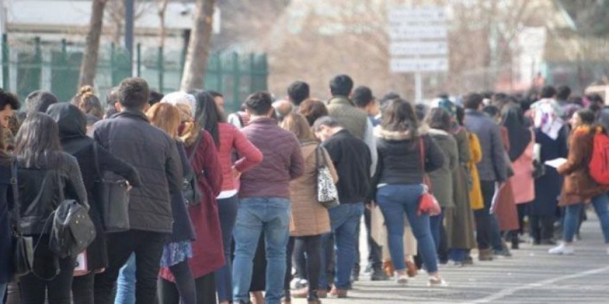 Üniversiteliler İŞKUR kapısında