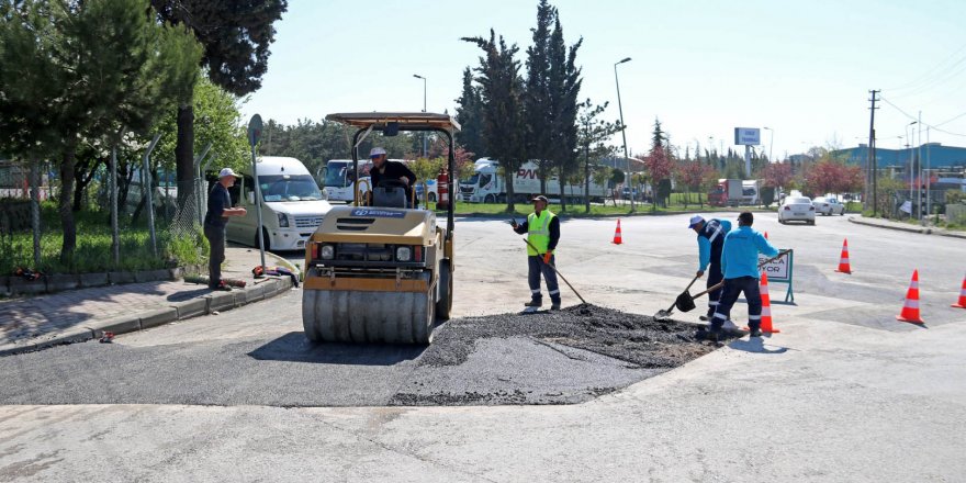 Büyükşehir caddelerde yol onarımları yaptı