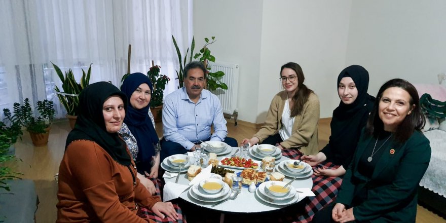 Güler çifti iftar sofralarına konuk oluyor