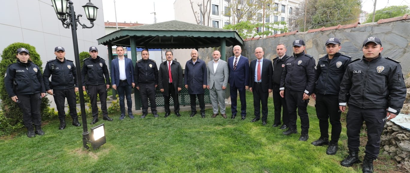 Protokol görev başında personelin bayramını kutladılar