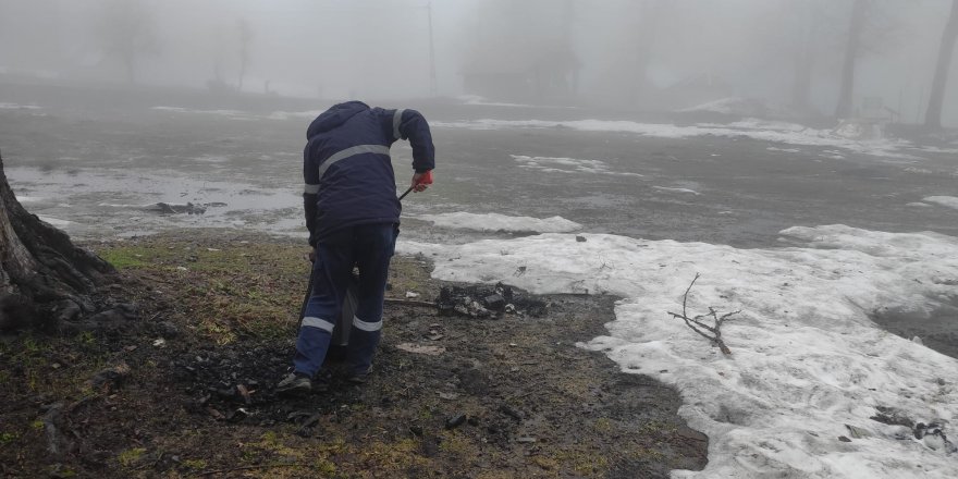 Piknikçilerin ayıbı, kar eriyince ortaya çıktı