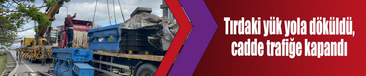 Tırdaki yük yola döküldü, cadde trafiğe kapandı