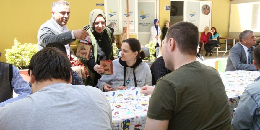 Üretilen takılar hediye edildi