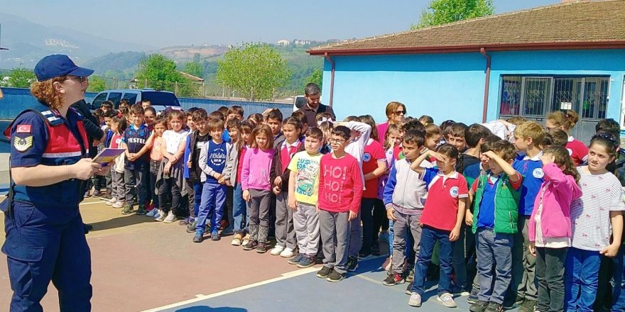 Yüzlerce öğrenci ‘Bir ders de jandarmayla’ yaptı