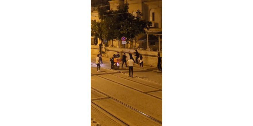 Tartıştıkları kişilerin üzerinde sopaları kırdılar!