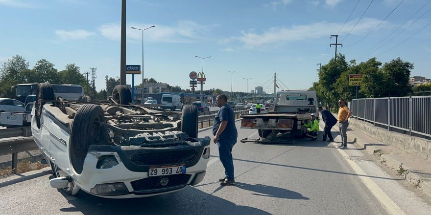 Otomobil ile çarpışan pikap takla attı