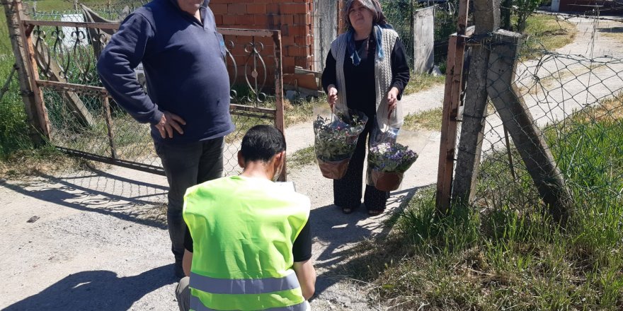 Başkan Şayir, köy sakinlerine çiçek hediye etti