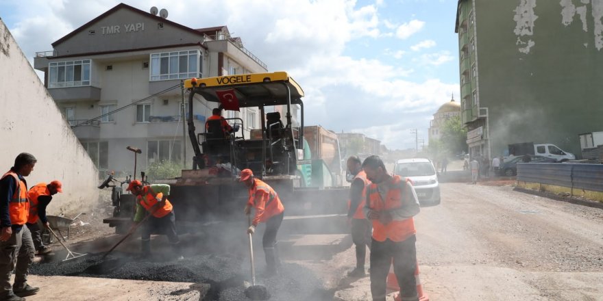 Turan Güneş’te asfalt serimine başlandı