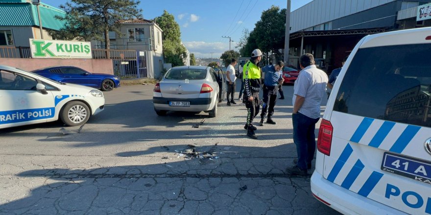 İki otomobil kafa kafaya çarpıştı